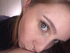 ロスでナンパしたスケボー大好き留学生が日本の中年おじさんにお願いされて断れず赤面困惑AV出演レイニー（21歳）　サンプル画像10